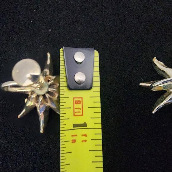 SE16 Gold and Pink Color Floral Screw-on Earrings For No Pierced Ears - Picture 6 of 8